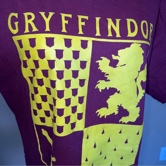 Harry Potter Gryffindor Crest Crewneck Adult Maroon T-Shirt Size Large - Picture 4 of 8